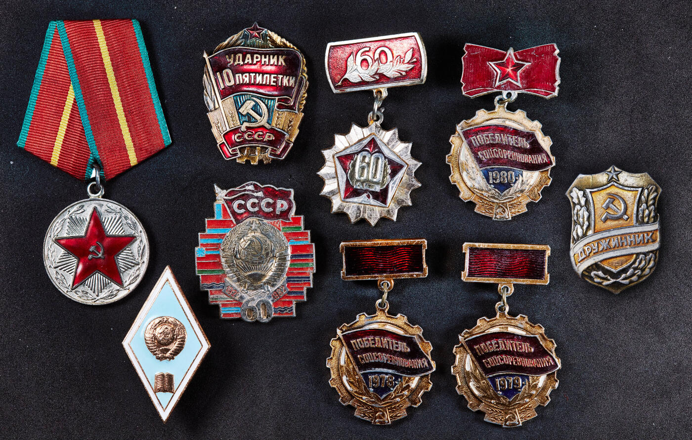 【俄甄集藏】马年新春第一拍 2026年(048)02-25星期三 晚 19:30 全场包邮 苏联一级圆满服役奖章、校徽与各类证章9枚一组，好品，末图德国条型章牌为赠品