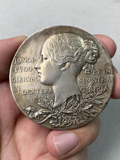 万国钱币拍卖第061期（马年首拍） 1897年英国维多利亚登基60周年纪念大银章 大规格天鹅绒淡彩 边缘小磕 原盒一并赠送 87g 55mm