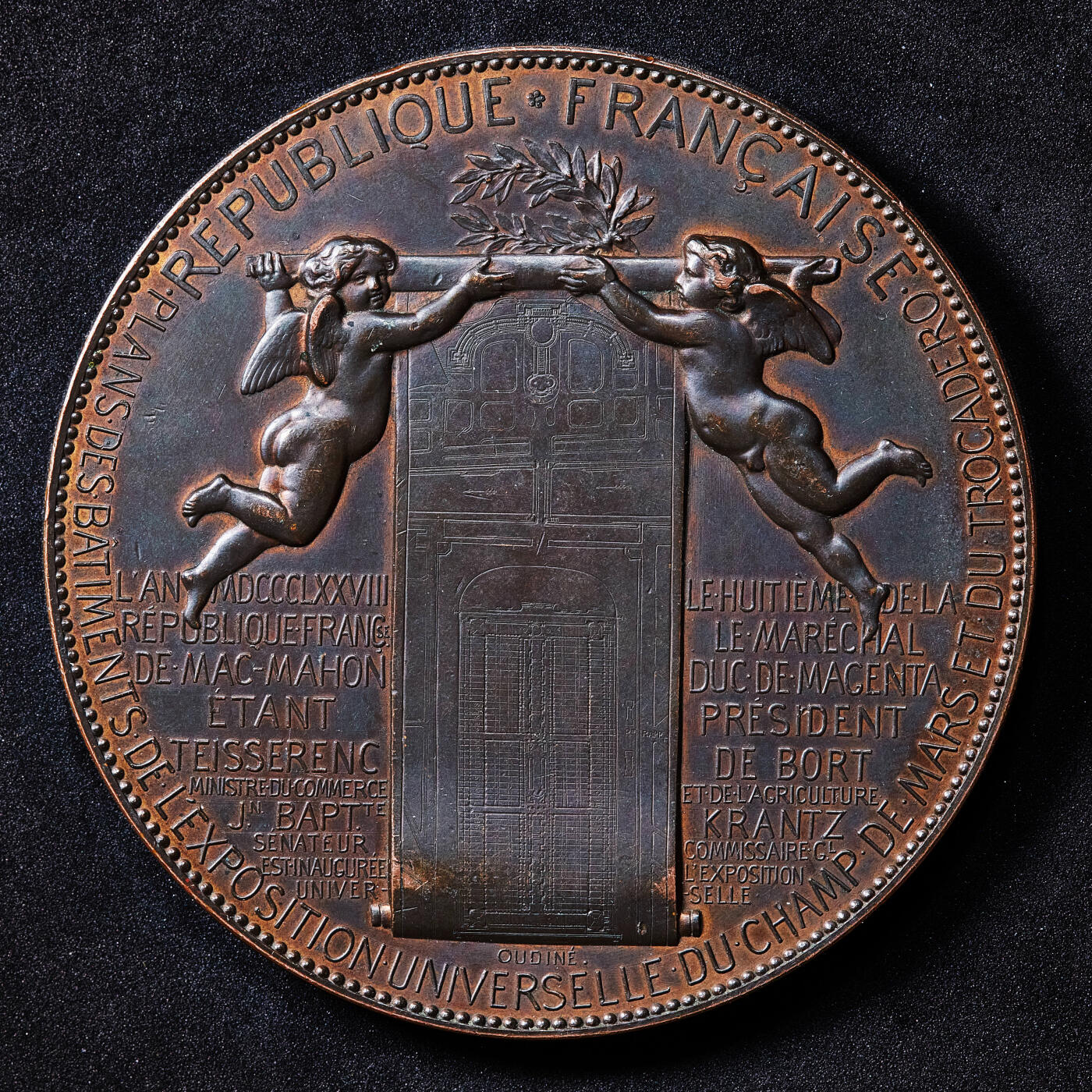 【俄甄集藏】马年新春第一拍 2026年(048)02-25星期三 晚 19:30 全场包邮 法国1878年纪念巴黎世博会高浮雕大铜章，直径：85mm，重量：309.3克，设计精美，巧克力包浆，原铸难得