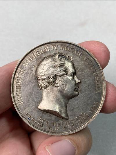 万国钱币拍卖第061期（马年首拍） - 1840年德国普鲁士威廉四世克承大统继国王位加冕纪念大银章 香槟淡彩极美 普鲁士经典名誉加冕系列的开山之作 后续的威廉一世 二世均以此设计为蓝本 28.8g 42mm