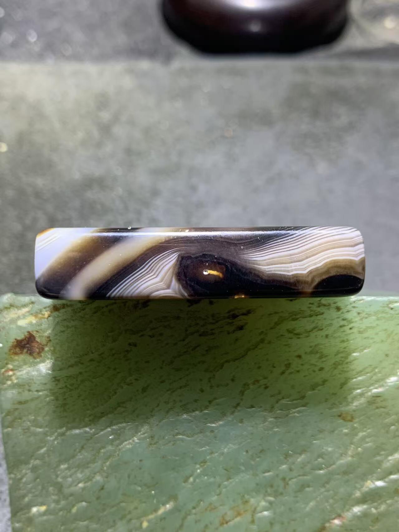 仅此一个，俏色千层纹药师玛瑙牌子一块，