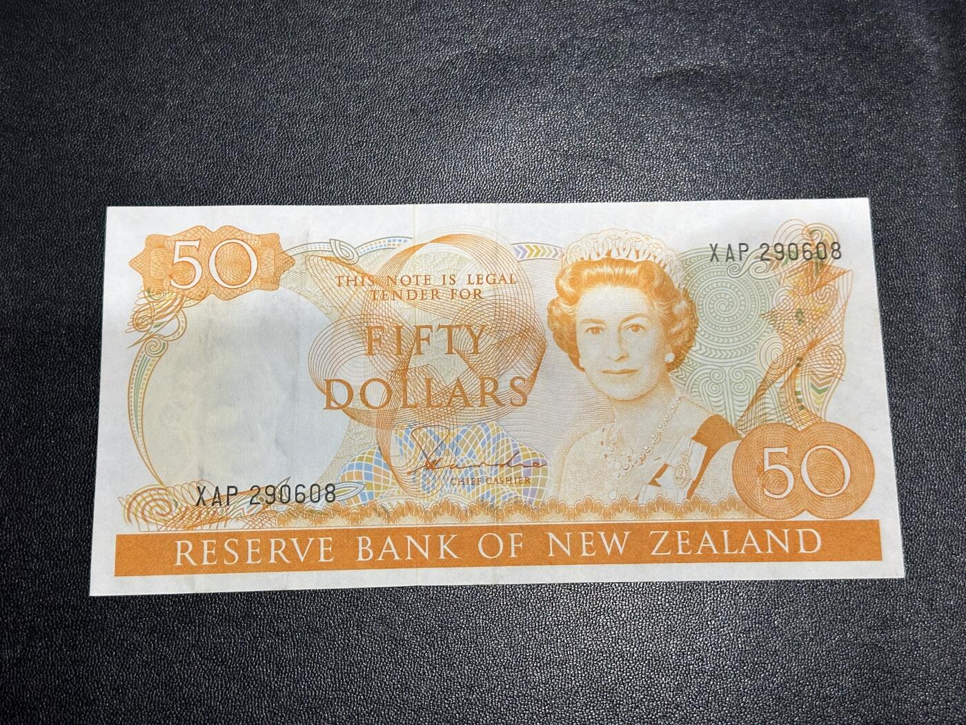 《外钞收藏家》第六百一十一期（农历新年第一场/快递恢复正常再发货）（长期征集拍品、欢迎藏友们联系合作） 新西兰女王纸币版50元 非全新 品相如图
