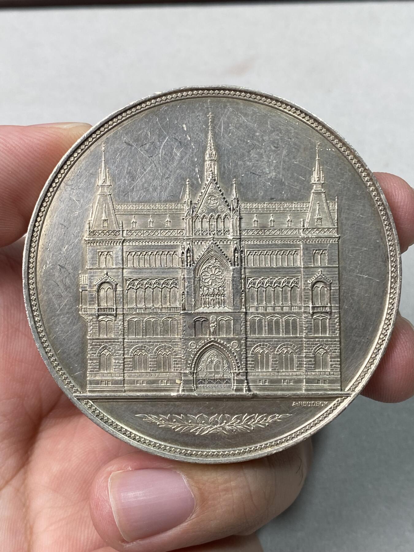 万国钱币拍卖第061期（马年首拍） 1885年奥地利维也纳弗里德里希·施密特所建赎罪教堂纪念大银章 1881年12月8日位于维也纳的剧场被烧毁 约380人丧生 1885年在其原址上建起了赎罪教堂 1951年这座千疮百孔的教堂被拆除 只能从当年币章上一窥究竟 罕见品种大规格收藏级 79.9g 59mm