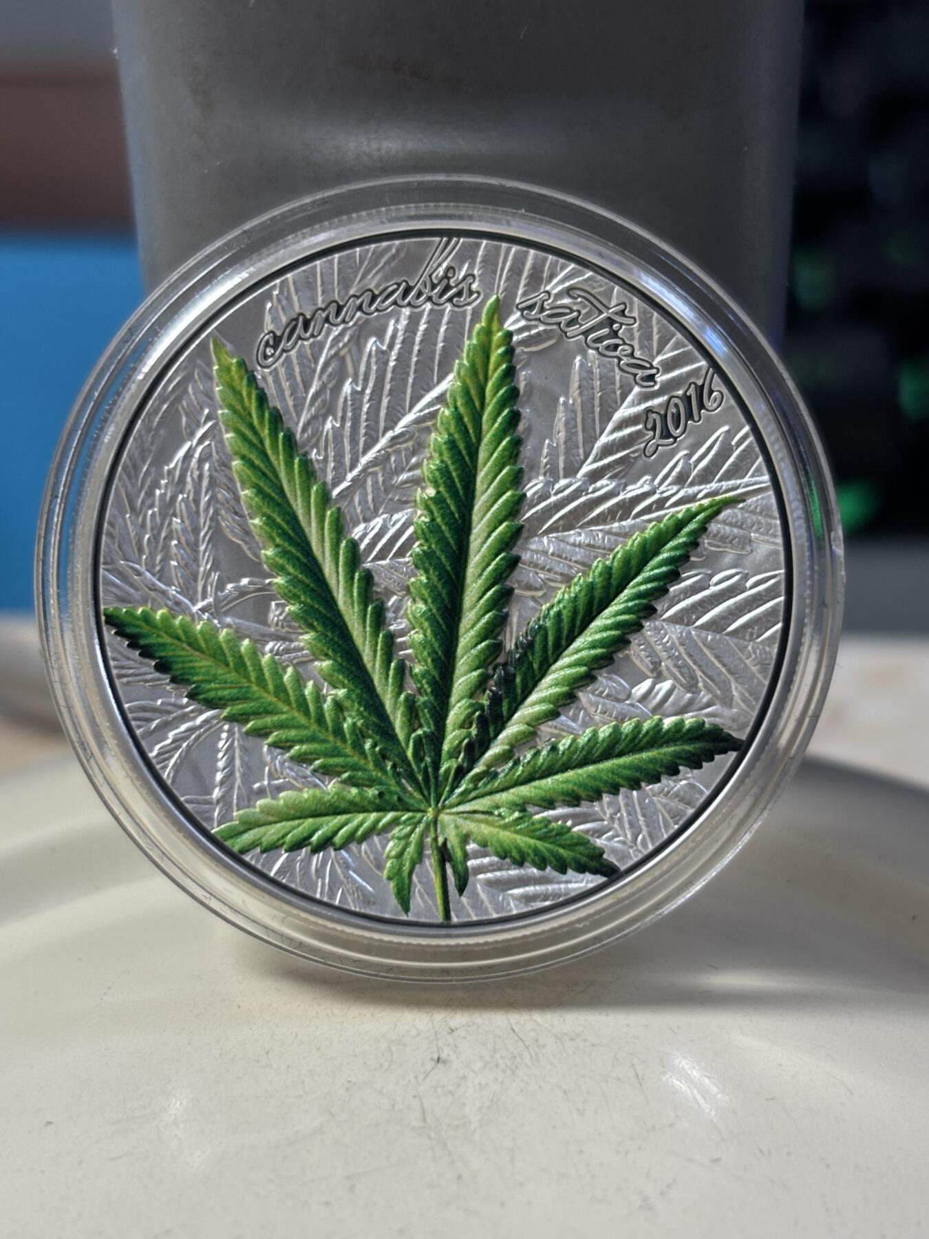 第191期拍卖 贝宁2016年绿色植物叶子系列2凹面高浮雕彩色银币，999银，发行999枚