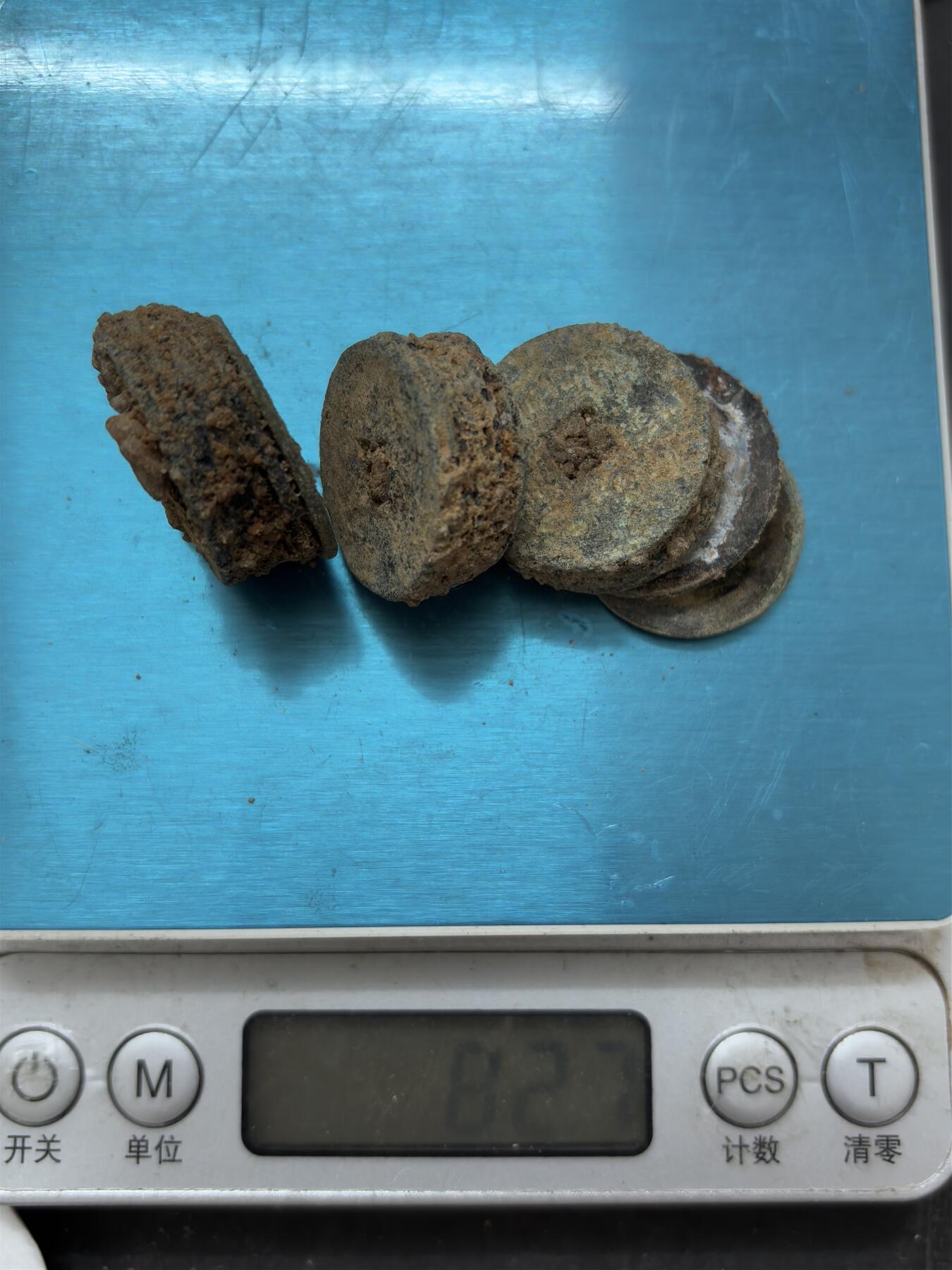 【金马踏春，泉马奔腾】2026 年新年贺岁场，（定于年初五接财神截拍）祝各位老板马到成功，马上有钱，愿岁岁平安喜乐顺遂 河道清筒子 82.7 克，好像两个 7 连，一个四连，两个散片，一个过 25+，清顺治到宣统，有几率出顺治，雍正，太平天国等好钱，这种货某某直播间都是按个算的，喜欢的不要错过了