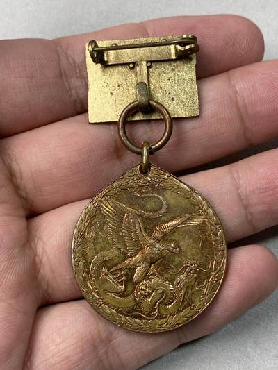 万国钱币拍卖第061期（马年首拍） 1900年德国庚子事变纪念铜制奖章 奖章奖励那些在帝德的东亚战争（八国联军侵华）中的英勇和坚韧行为 此枚带有原铸吊环和两道杠勋略以及原始勋带 红铜光保存极美可佩戴状态 22.9g（含吊环）32mm