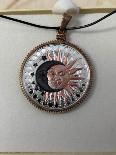 第191期拍卖 - 喀麦隆2022年日月同辉镀玫瑰金吊坠精制纪念银币，999银镀玫瑰金，10克，发行500枚