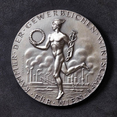 【俄甄集藏】马年新春第一拍 2026年(048)02-25星期三 晚 19:30 全场包邮 - 奥地利1988年商业之神墨丘利造像维也纳商会忠诚奉献纪念镀银大铜章，磨砂底板，设计复古，众人拔河的题材设计与商会座右铭“同心协力”完美呼应，直径：70mm，重量：144.6克