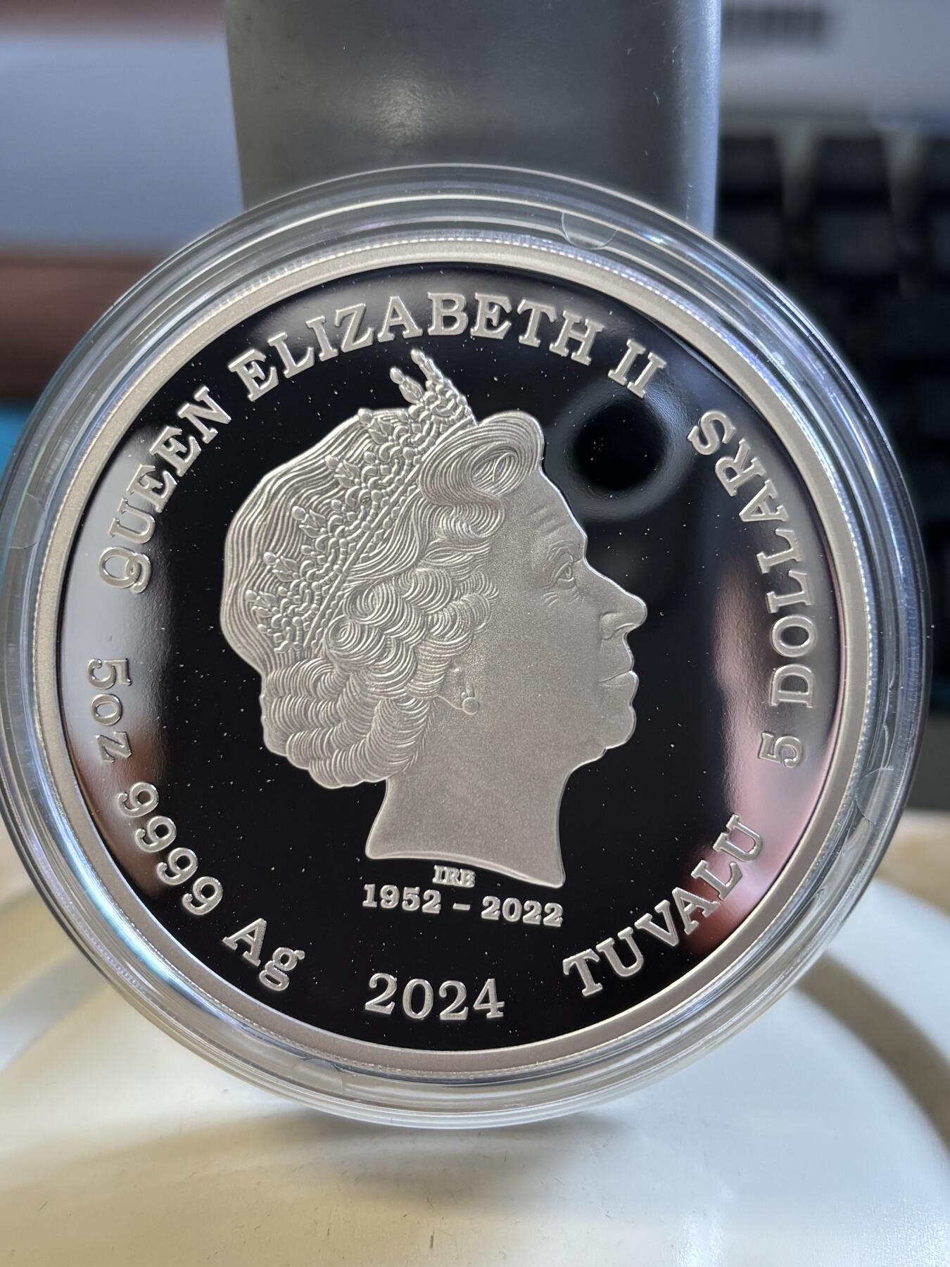 第191期拍卖 图瓦卢2024年阴阳太极锦鲤镶嵌珍珠5盎司彩色银币，9999银，发行750枚，盒子内衬有裂痕