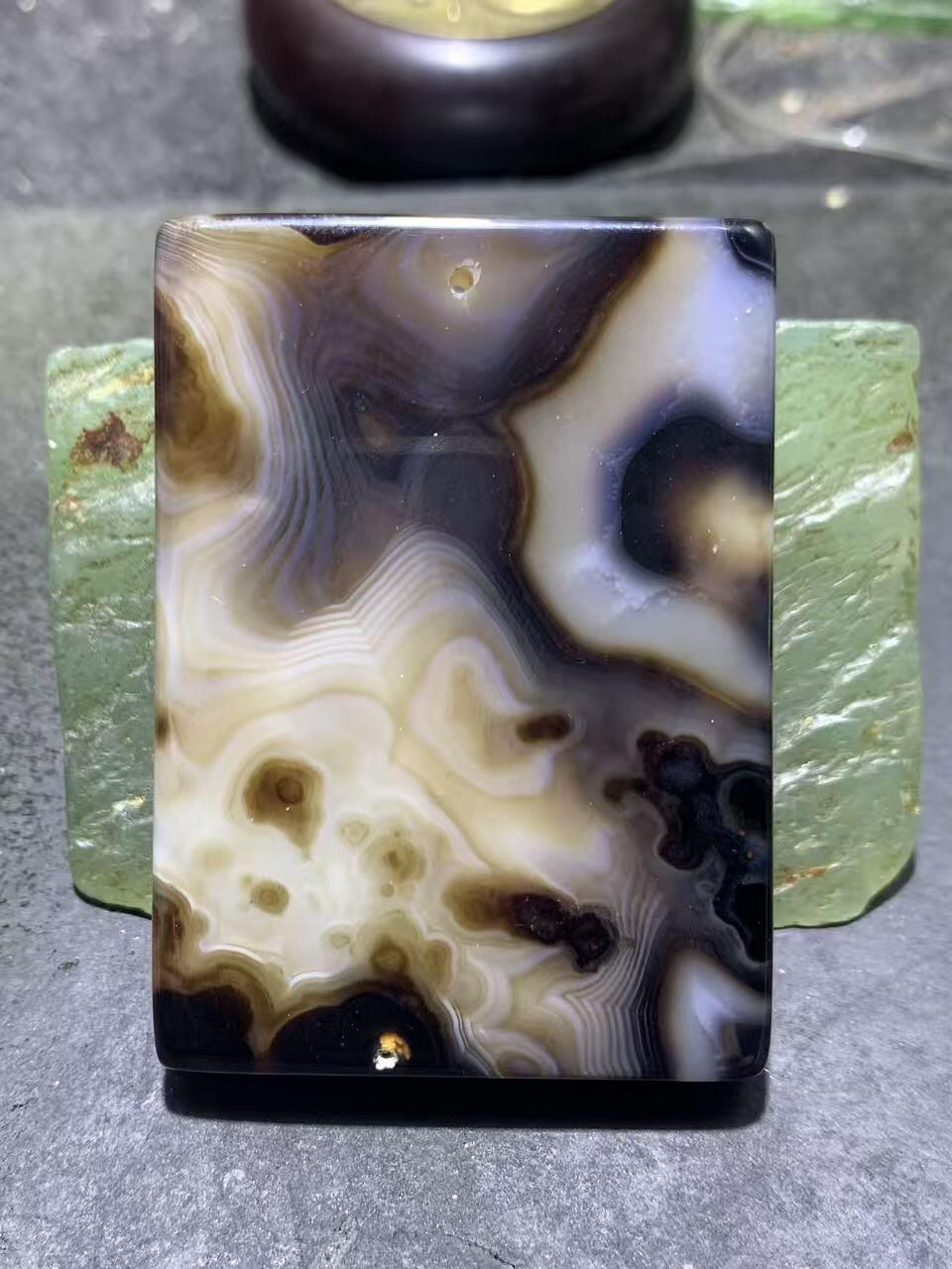 仅此一个，俏色千层纹药师玛瑙牌子一块，