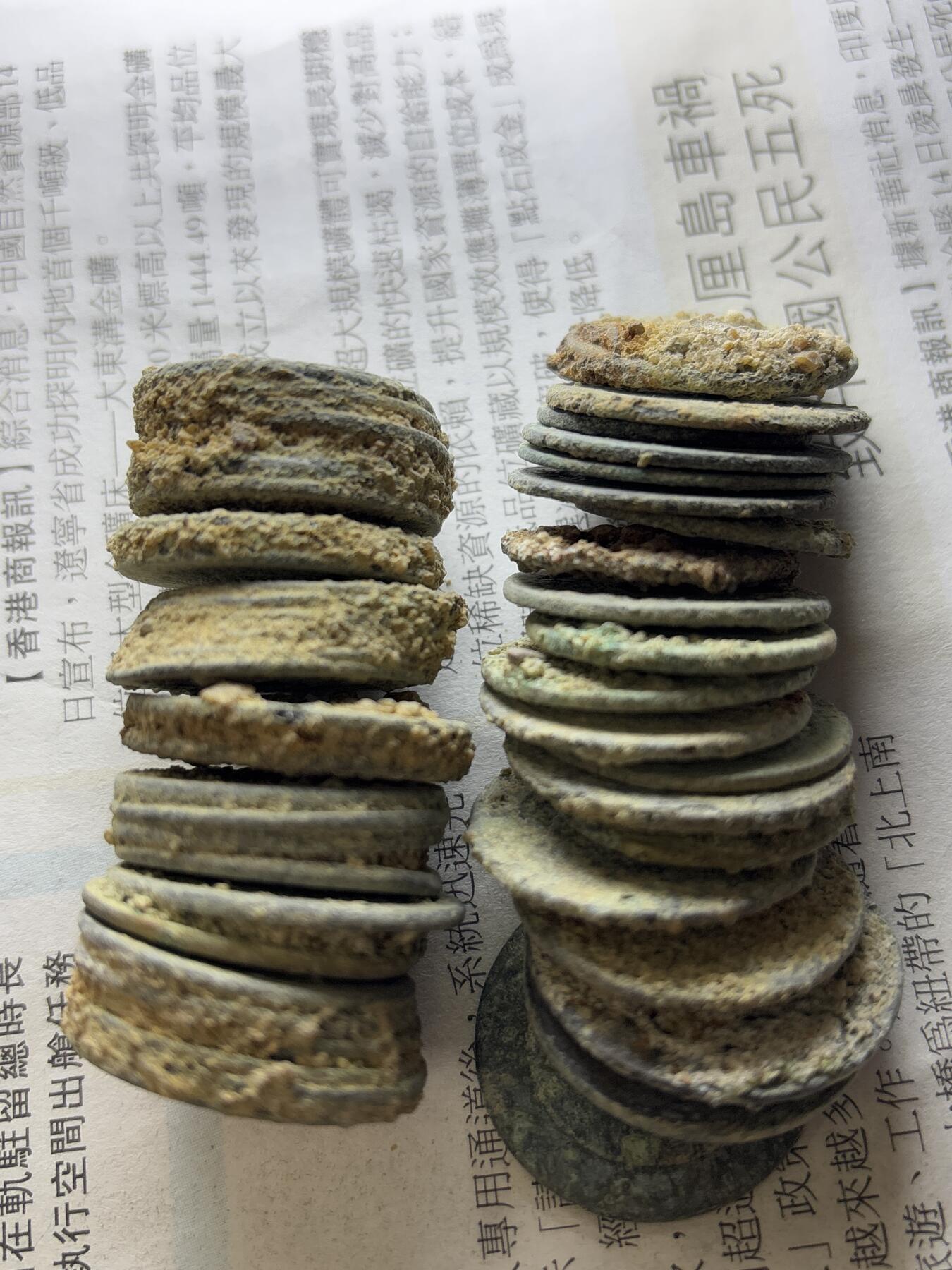 【金马踏春，泉马奔腾】2026 年新年贺岁场，（定于年初五接财神截拍）祝各位老板马到成功，马上有钱，愿岁岁平安喜乐顺遂 28 连左右分七坨➕20 散片，包含 26.8 满汉浙大康熙等，193 克，河道清筒子，清顺治到宣统，有几率出顺治，雍正，太平天国等好钱，这种货某某直播间都是按个算的，喜欢的不要错过了