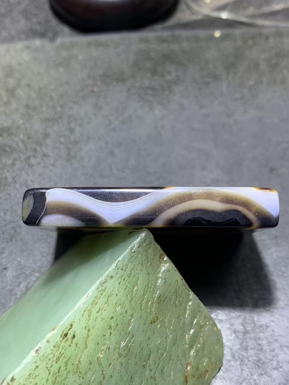 仅此一个，俏色千层纹药师玛瑙牌子一块，