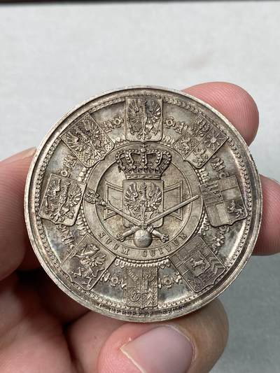 万国钱币拍卖第061期（马年首拍） 1840年德国普鲁士威廉四世克承大统继国王位加冕纪念大银章 香槟淡彩极美 普鲁士经典名誉加冕系列的开山之作 后续的威廉一世 二世均以此设计为蓝本 28.8g 42mm