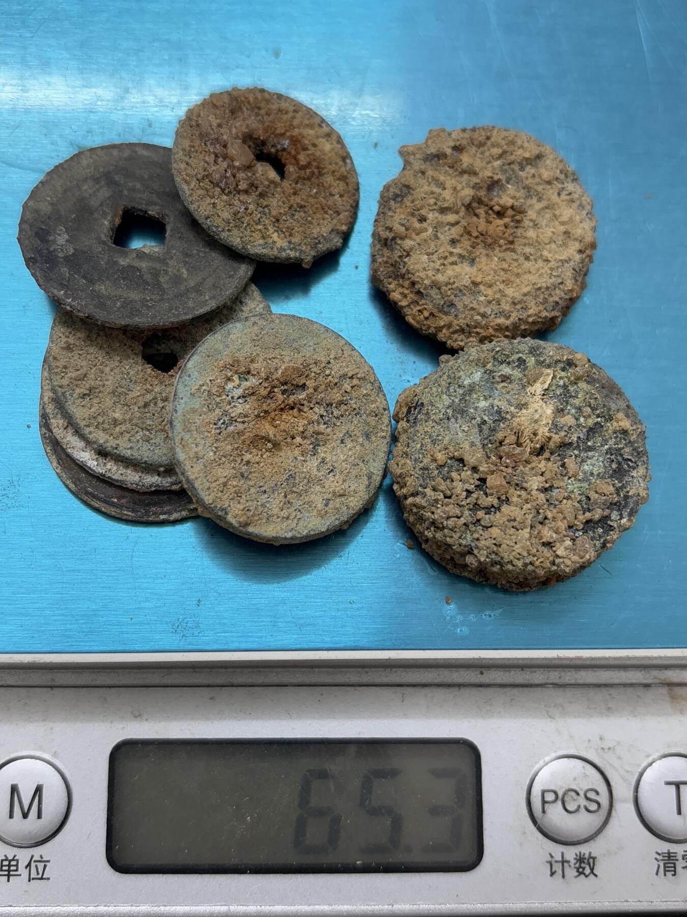 【金马踏春，泉马奔腾】2026 年新年贺岁场，（定于年初五接财神截拍）祝各位老板马到成功，马上有钱，愿岁岁平安喜乐顺遂 一个五连，一个四连，一个三连，五个单片，65.3 克 康熙乾隆道光过 25+，河道清筒子，清顺治到宣统，有几率出顺治，雍正，太平天国等好钱，这种货某某直播间都是按个算的，喜欢的不要错过了