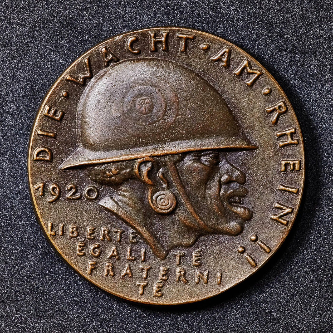 【俄甄集藏】马年新春第一拍 2026年(048)02-25星期三 晚 19:30 全场包邮 德国1920年原铸黑色耻辱大铜章，卡尔·哥茨作品，直径：58mm，重量：65.5克，德国一战后宣扬战败耻辱和民族种族仇恨的纪念章之一，名誉品种