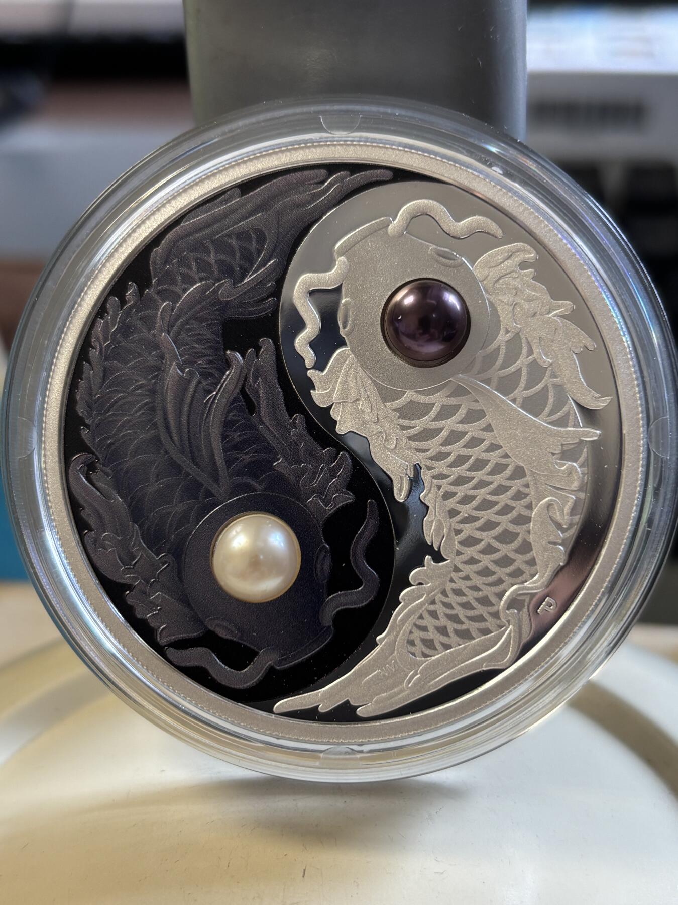 第191期拍卖 图瓦卢2024年阴阳太极锦鲤镶嵌珍珠5盎司彩色银币，9999银，发行750枚，盒子内衬有裂痕
