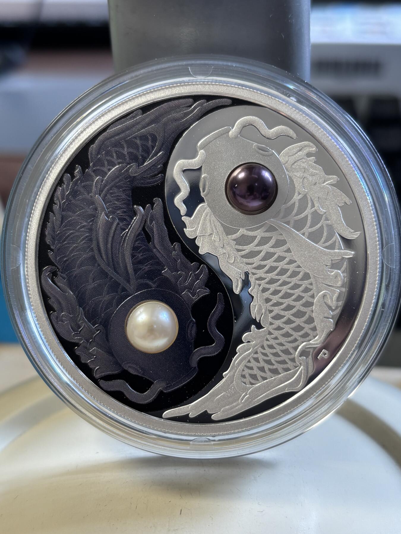 第191期拍卖 图瓦卢2024年阴阳太极锦鲤镶嵌珍珠5盎司彩色银币，9999银，发行750枚，盒子内衬有裂痕