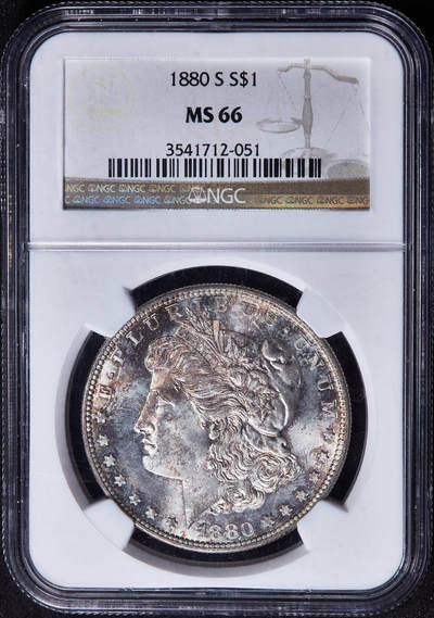 【俄甄集藏】马年新春第一拍 2026年(048)02-25星期三 晚 19:30 全场包邮 - 美国1880年S版摩根1美元大银币，NGC MS66，五彩包浆，顶级状态，底板凝霜，车轮转光