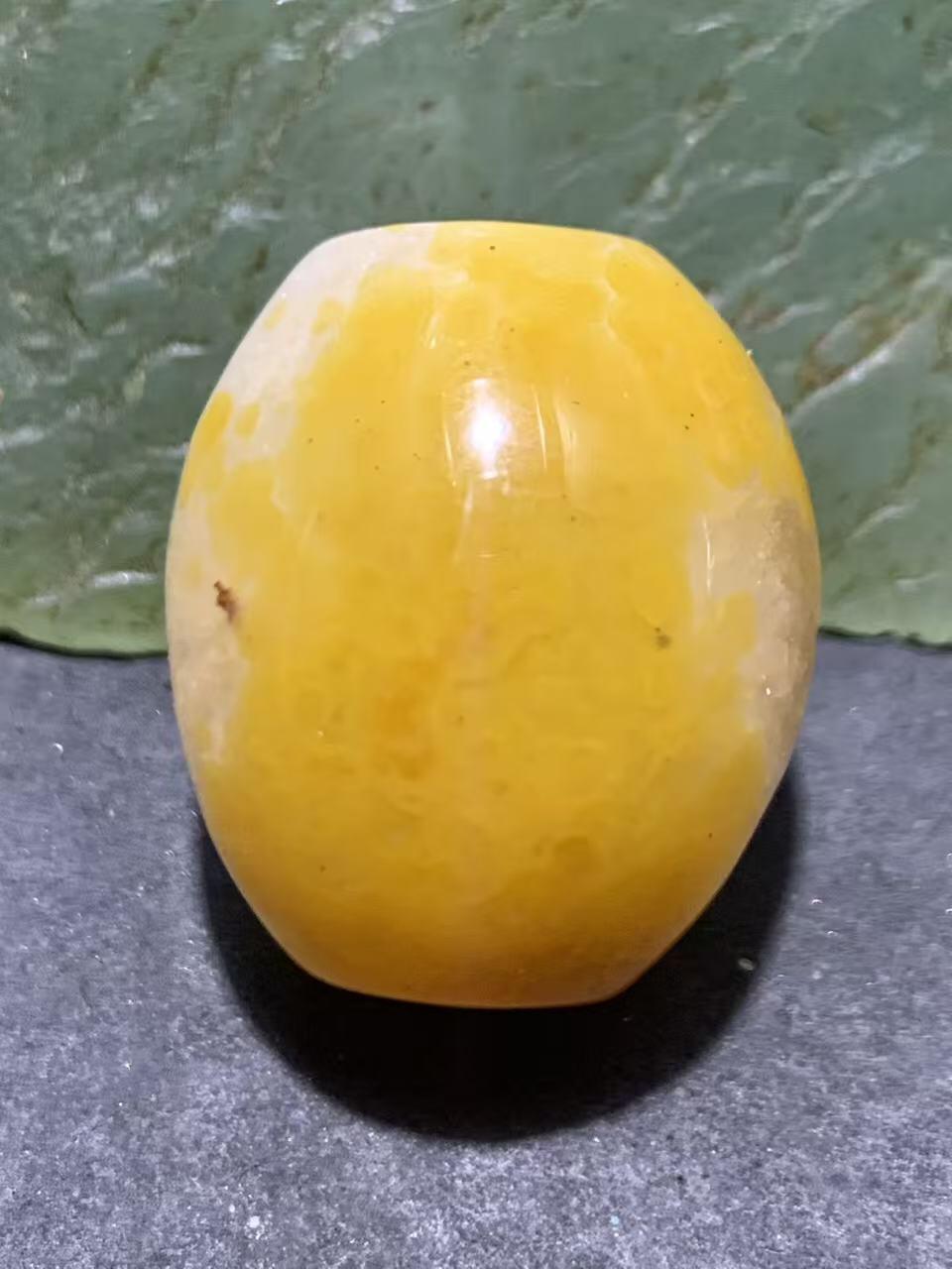 精美冰飘鸡油黄战国红玛瑙随形桶珠一颗！