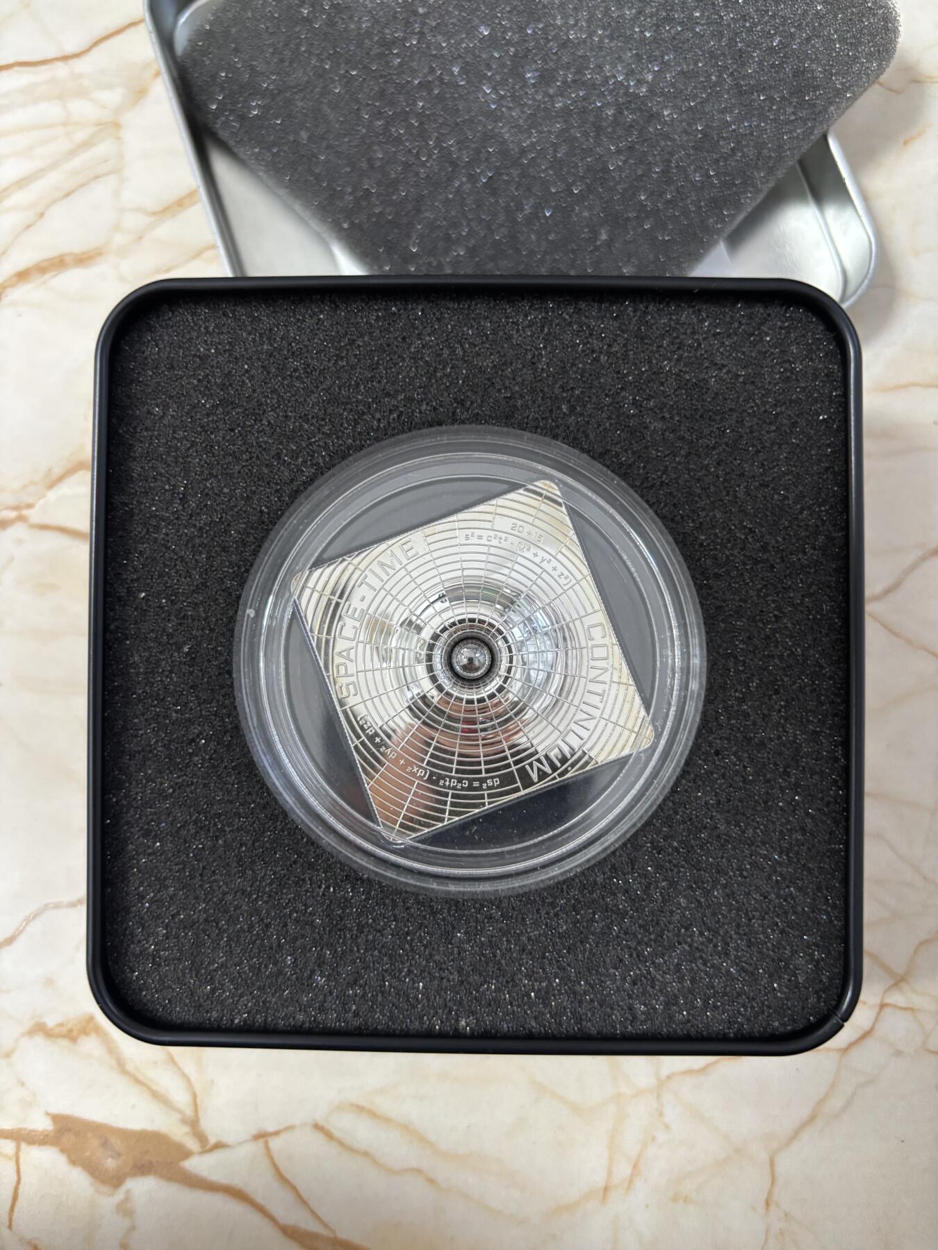 第191期拍卖 获奖库克2015年时空连续体银球镶嵌凹凸面纪念银币，获得2017年克劳斯最佳创意币大奖，999银，发行1500枚