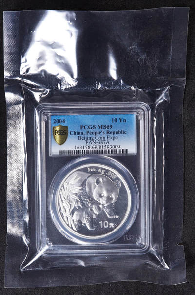 【俄甄集藏】马年新春第一拍 2026年(048)02-25星期三 晚 19:30 全场包邮 - 中国2004年北京国际邮票钱币博览会熊猫加字镀金版1盎司大银币，PCGS MS69，带证，完美品相