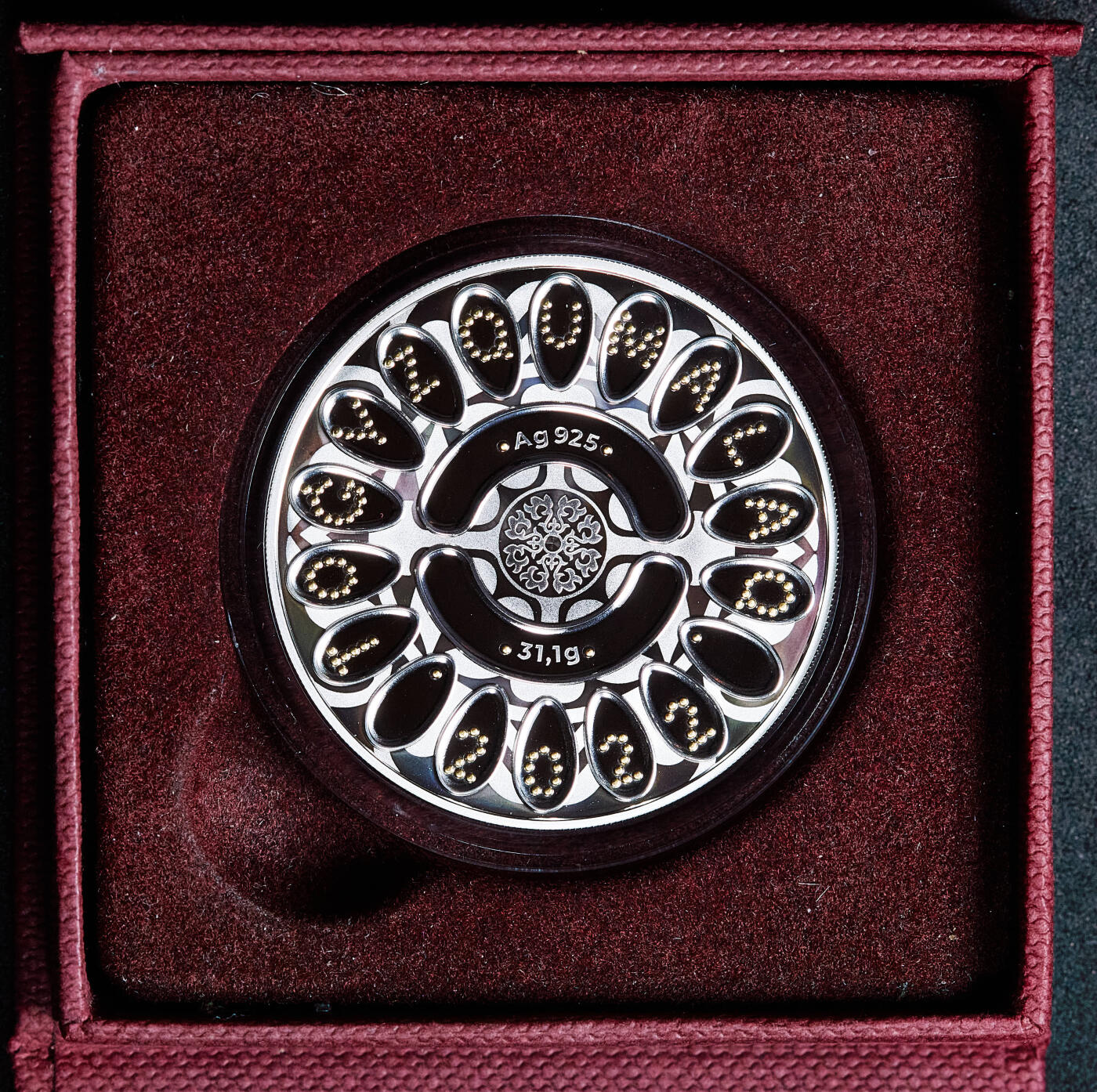 【俄甄集藏】马年新春第一拍 2026年(048)02-25星期三 晚 19:30 全场包邮 哈萨克斯坦2022年游牧民族宝藏-九石棋镶金500坚戈精制大银币，原盒证，重31.1克，925银，另含999金0.03克，发行量3000枚