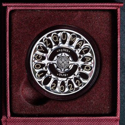 【俄甄集藏】马年新春第一拍 2026年(048)02-25星期三 晚 19:30 全场包邮 - 哈萨克斯坦2022年游牧民族宝藏-九石棋镶金500坚戈精制大银币，原盒证，重31.1克，925银，另含999金0.03克，发行量3000枚