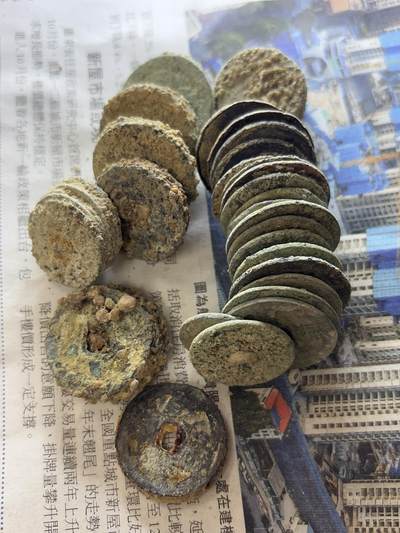 【金马踏春，泉马奔腾】2026 年新年贺岁场，（定于年初五接财神截拍）祝各位老板马到成功，马上有钱，愿岁岁平安喜乐顺遂 - 32 连左右分 8 坨➕散片 22 个，25+有好几个，重 199 克，河道清筒子，清顺治到宣统，有几率出顺治，雍正，太平天国等好钱，这种货某某直播间都是按个算的，喜欢的不要错过了