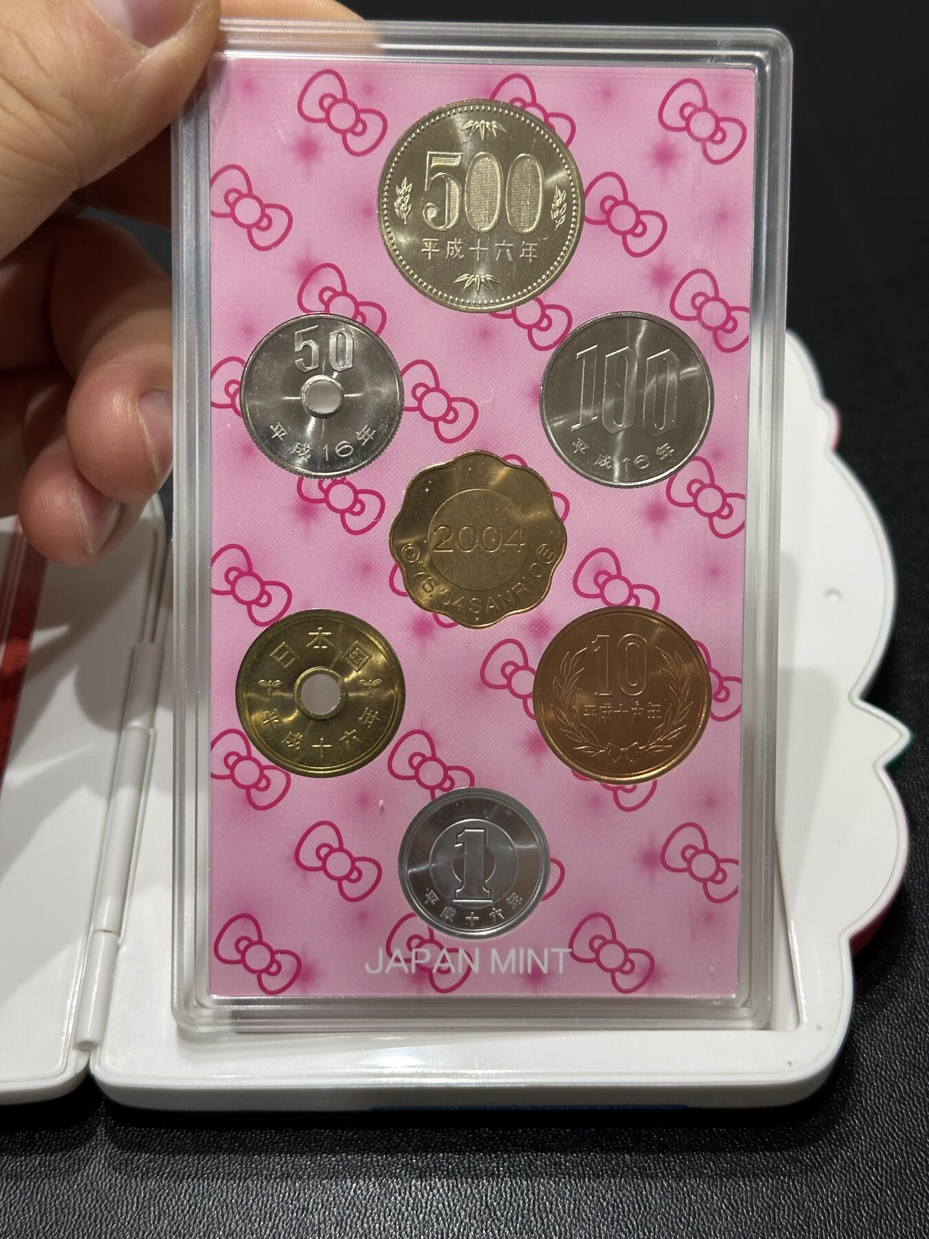 《外钞收藏家》第六百一十一期（农历新年第一场/快递恢复正常再发货）（长期征集拍品、欢迎藏友们联系合作） 日本2004年kitty猫套装 hello kitty30周年纪念币