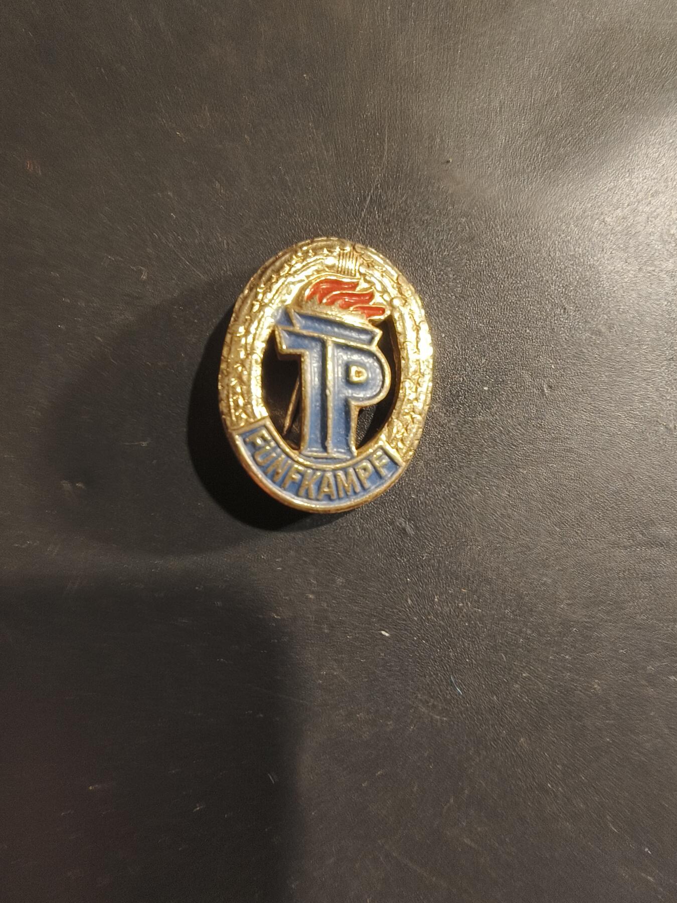 老王徽章第182期 东德恩斯特·台尔曼先锋队五项全能竞赛纪念章