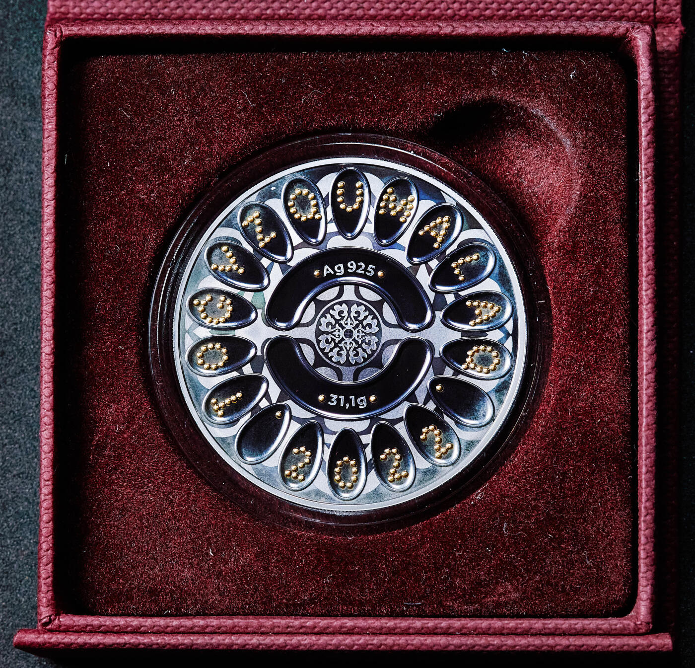 【俄甄集藏】马年新春第一拍 2026年(048)02-25星期三 晚 19:30 全场包邮 哈萨克斯坦2022年游牧民族宝藏-九石棋镶金铑化500坚戈精制大银币，原盒证，重31.1克，925银，另含999金0.03克，发行量3000枚，铑化黑精制版稀少