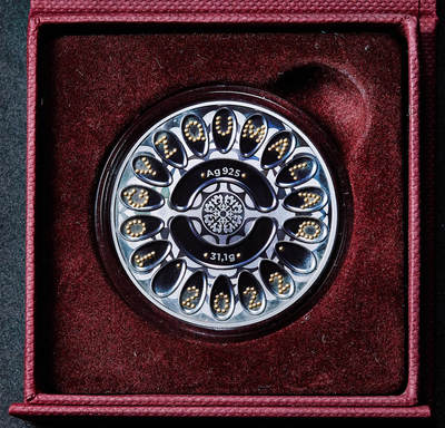 【俄甄集藏】马年新春第一拍 2026年(048)02-25星期三 晚 19:30 全场包邮 - 哈萨克斯坦2022年游牧民族宝藏-九石棋镶金铑化500坚戈精制大银币，原盒证，重31.1克，925银，另含999金0.03克，发行量3000枚，铑化黑精制版稀少