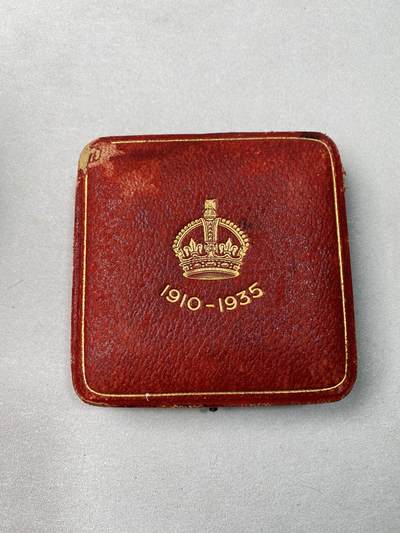 万国钱币拍卖第061期（马年首拍） 1935年英国乔治五世登基25周年大银章 大规格磨砂MATTE工艺 未使用收藏级品质 原盒一并赠送 86.8g 56mm