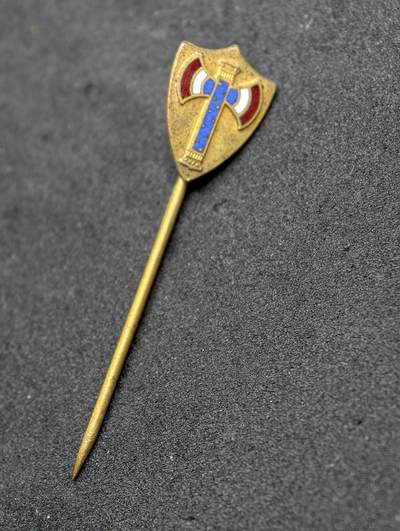 凯旋世界勋赏（持续上新中）（第22期新年大拍）（欢迎送拍）（对拍品有疑问请询问客服，不接受到手刀，出价默认拍品品相。请认真阅读拍卖规则！出价默认已认可！）（收到货请录制开箱视频，无视频概不处理问题。） - 高卢战斧盾形徽章插针