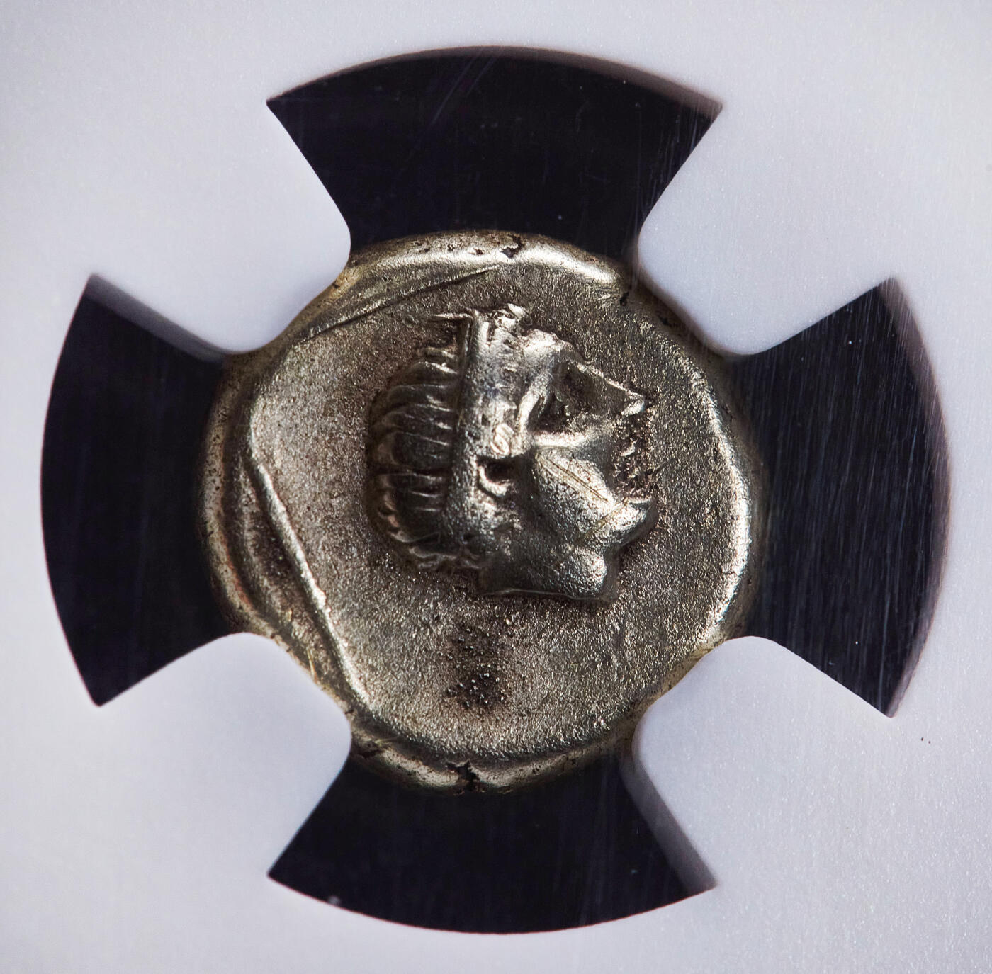 【俄甄集藏】马年新春第一拍 2026年(048)02-25星期三 晚 19:30 全场包邮 古希腊莱斯博斯岛公元前377年-前326年酒神和潘神琥珀金币，NGC VF( Str 3/5, Sur 3/5)，米蒂利尼城邦发行，直径：10mm，重量：2.54g，面值：1/6标准重琥珀金标币，正面：年轻的酒神狄奥尼索斯头像，反面：潘神头像