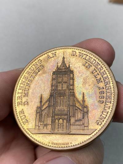 万国钱币拍卖第061期（马年首拍） 1923年德国符腾堡乌尔姆修复大教堂纪念镀金、镀银、铜制三枚套章 极其罕见的1923年原盒套装 三种形态一网打尽 其铜材取用与乌尔姆大教堂修复时换下来的铜瓦 非常具有纪念意义 别出心裁的抽拉盒设计 原盒天鹅绒彩 错过难寻的收藏品质