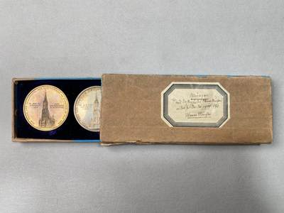 万国钱币拍卖第061期（马年首拍） 1923年德国符腾堡乌尔姆修复大教堂纪念镀金、镀银、铜制三枚套章 极其罕见的1923年原盒套装 三种形态一网打尽 其铜材取用与乌尔姆大教堂修复时换下来的铜瓦 非常具有纪念意义 别出心裁的抽拉盒设计 原盒天鹅绒彩 错过难寻的收藏品质