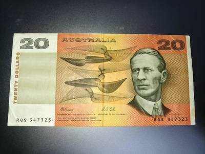 春节钱币瓷器清货捡漏拍场 - 澳大利亚老版纸质20元 大票幅 签名和品相如图