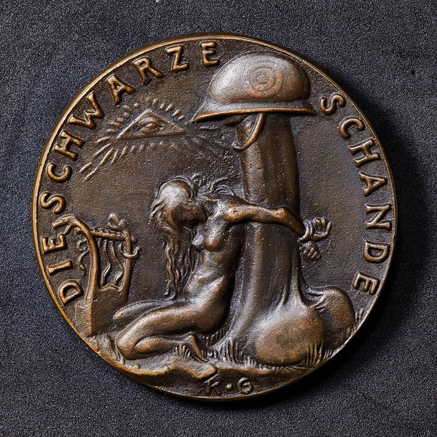 【俄甄集藏】马年新春第一拍 2026年(048)02-25星期三 晚 19:30 全场包邮 德国1920年原铸黑色耻辱大铜章，卡尔·哥茨作品，直径：58mm，重量：65.5克，德国一战后宣扬战败耻辱和民族种族仇恨的纪念章之一，名誉品种