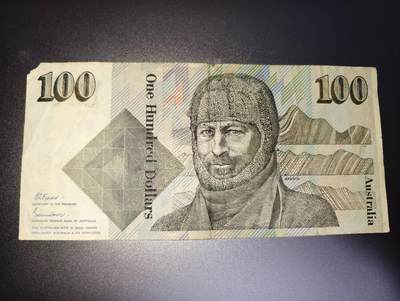 春节钱币瓷器清货捡漏拍场 - 澳大利亚老版纸质100元 毛线帽 超大票幅 签名和品相如图 一角有缺