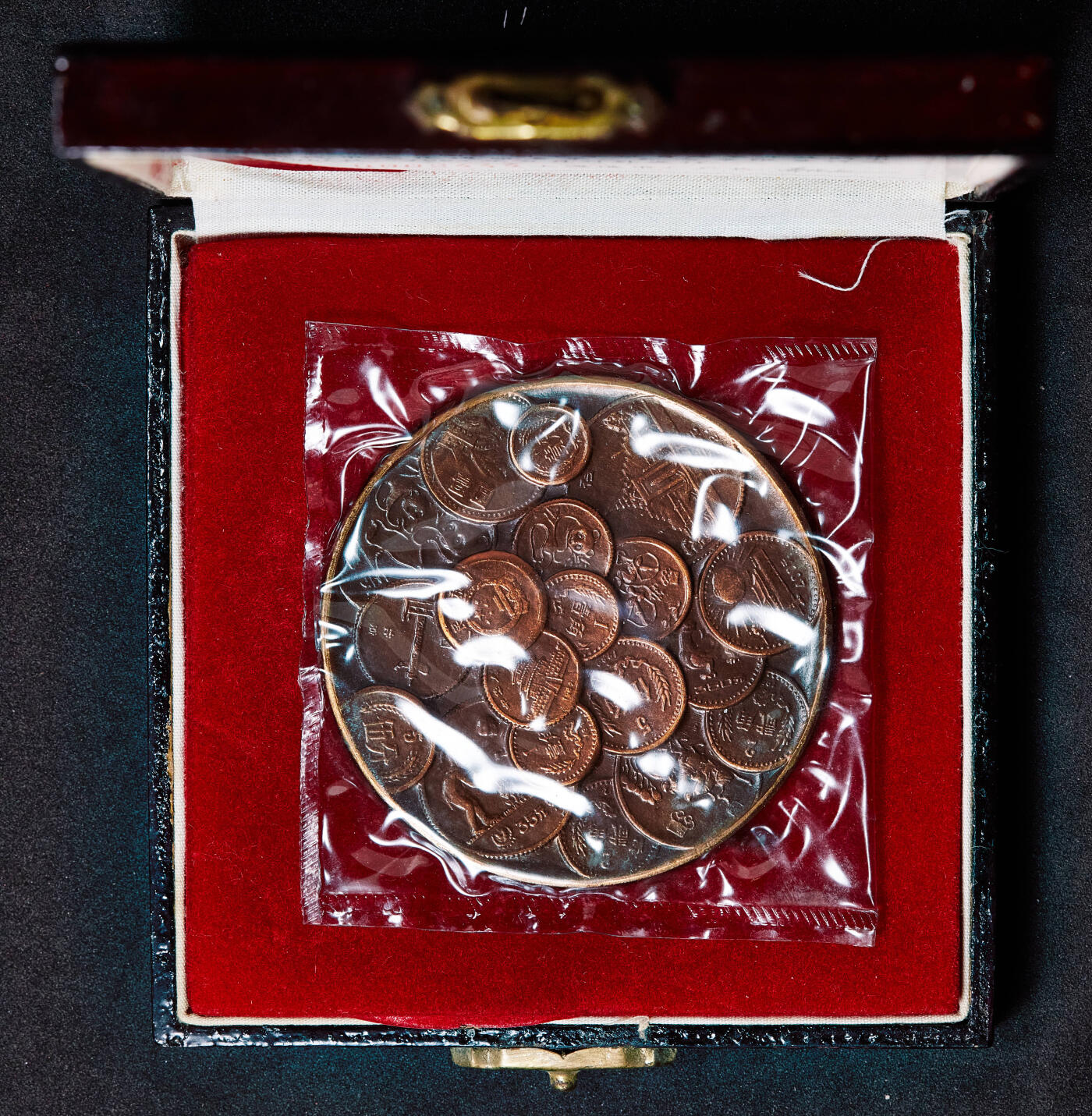 【俄甄集藏】马年新春第一拍 2026年(048)02-25星期三 晚 19:30 全场包邮 中国1995年纪念北京国际邮票钱币博览会召开币中币大铜章，上海造币厂出品，原盒证，直径60mm，重约120克