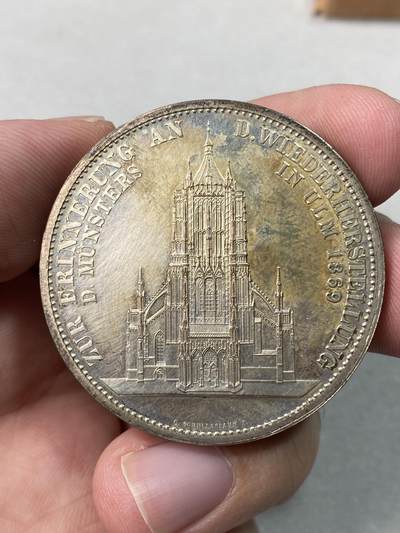 万国钱币拍卖第061期（马年首拍） 1923年德国符腾堡乌尔姆修复大教堂纪念镀金、镀银、铜制三枚套章 极其罕见的1923年原盒套装 三种形态一网打尽 其铜材取用与乌尔姆大教堂修复时换下来的铜瓦 非常具有纪念意义 别出心裁的抽拉盒设计 原盒天鹅绒彩 错过难寻的收藏品质