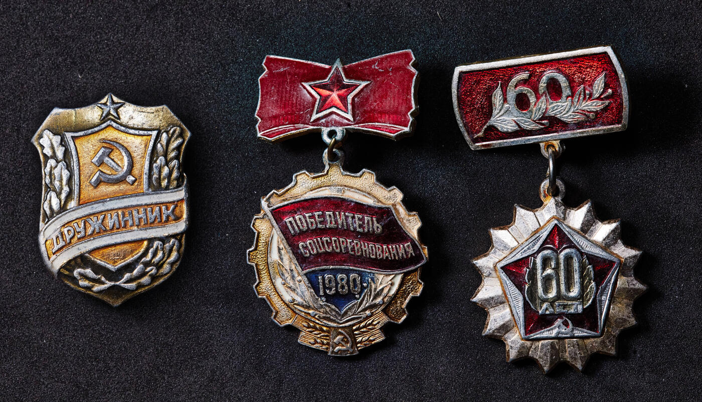 【俄甄集藏】马年新春第一拍 2026年(048)02-25星期三 晚 19:30 全场包邮 苏联一级圆满服役奖章、校徽与各类证章9枚一组，好品，末图德国条型章牌为赠品