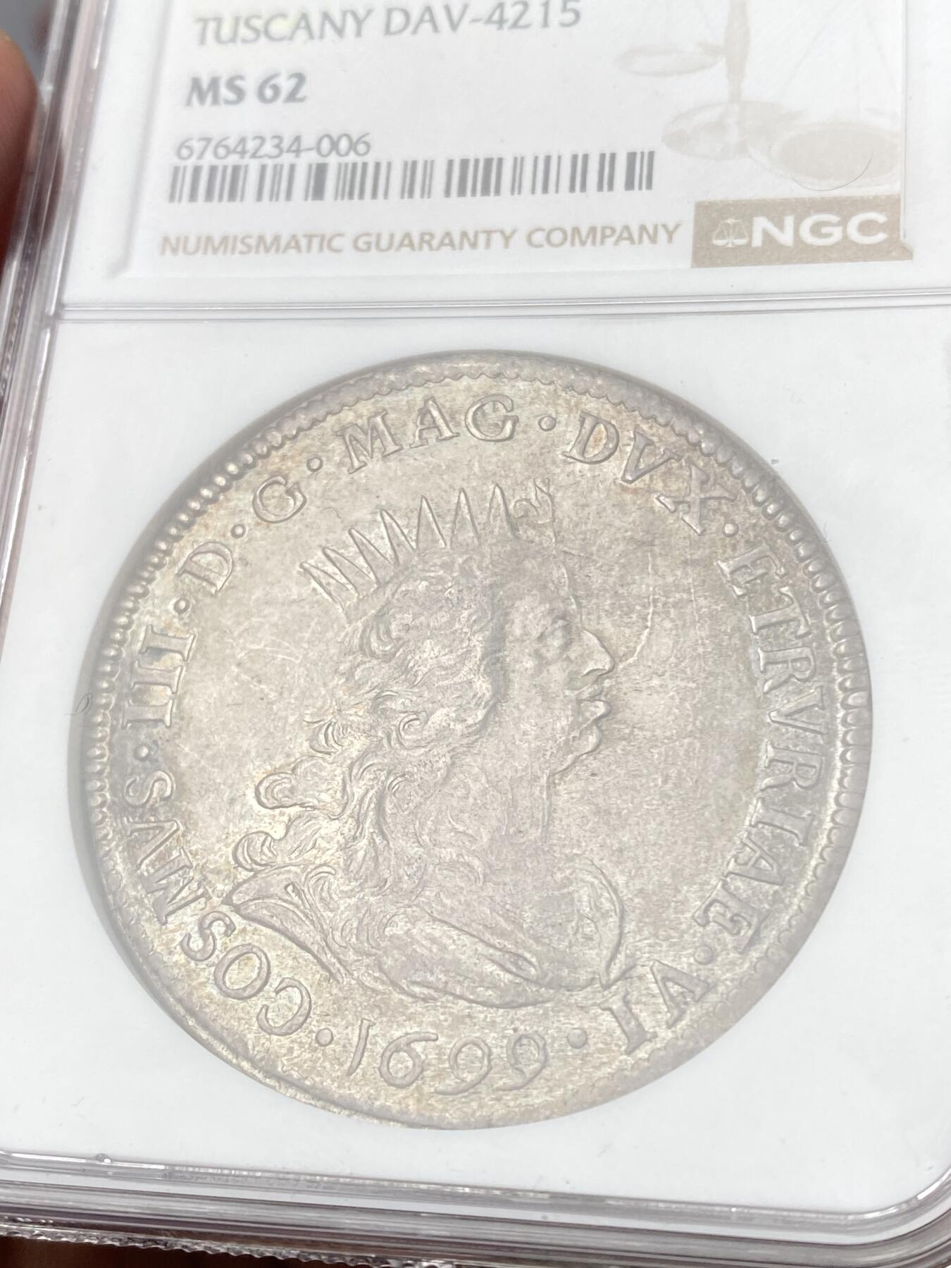 万国钱币拍卖第061期（马年首拍） NGC MS62 1699年意大利托斯卡纳大公科西莫三世·德·美第奇海景塔勒大银 作为佛罗伦萨最为出名的名门望族 文艺复兴的中流砥柱 美第奇家族已然成为了艺术史上绕不开的名字 其对发行钱币的艺术追求自然也是领先于时代 而此枚海景塔勒就是其中的代表之作 这枚发行于17世纪末的大银描绘了当时利沃诺港口的繁荣景象 打制清晰 光度柔和 优雅地中海淡彩包浆环绕 不容错过的典藏级品质