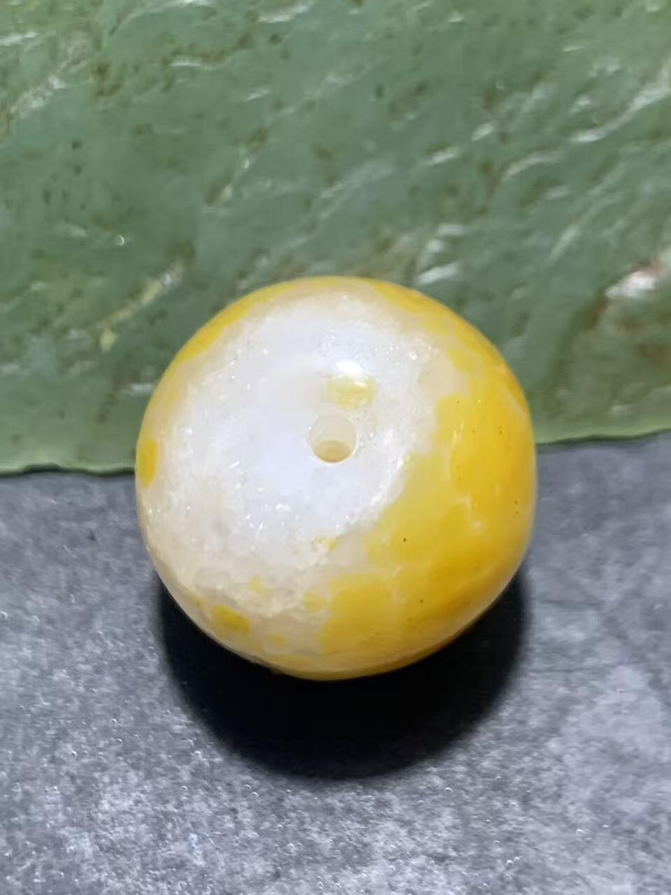 精美冰飘鸡油黄战国红玛瑙随形桶珠一颗！