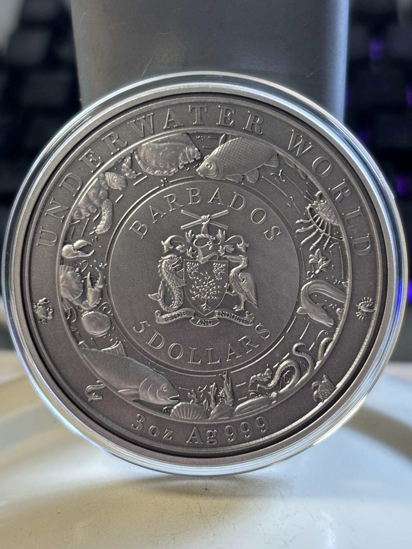 第191期拍卖 巴巴多斯2019海底世界系列3盎司海豚镶透明珐琅银币，999银，发行999枚