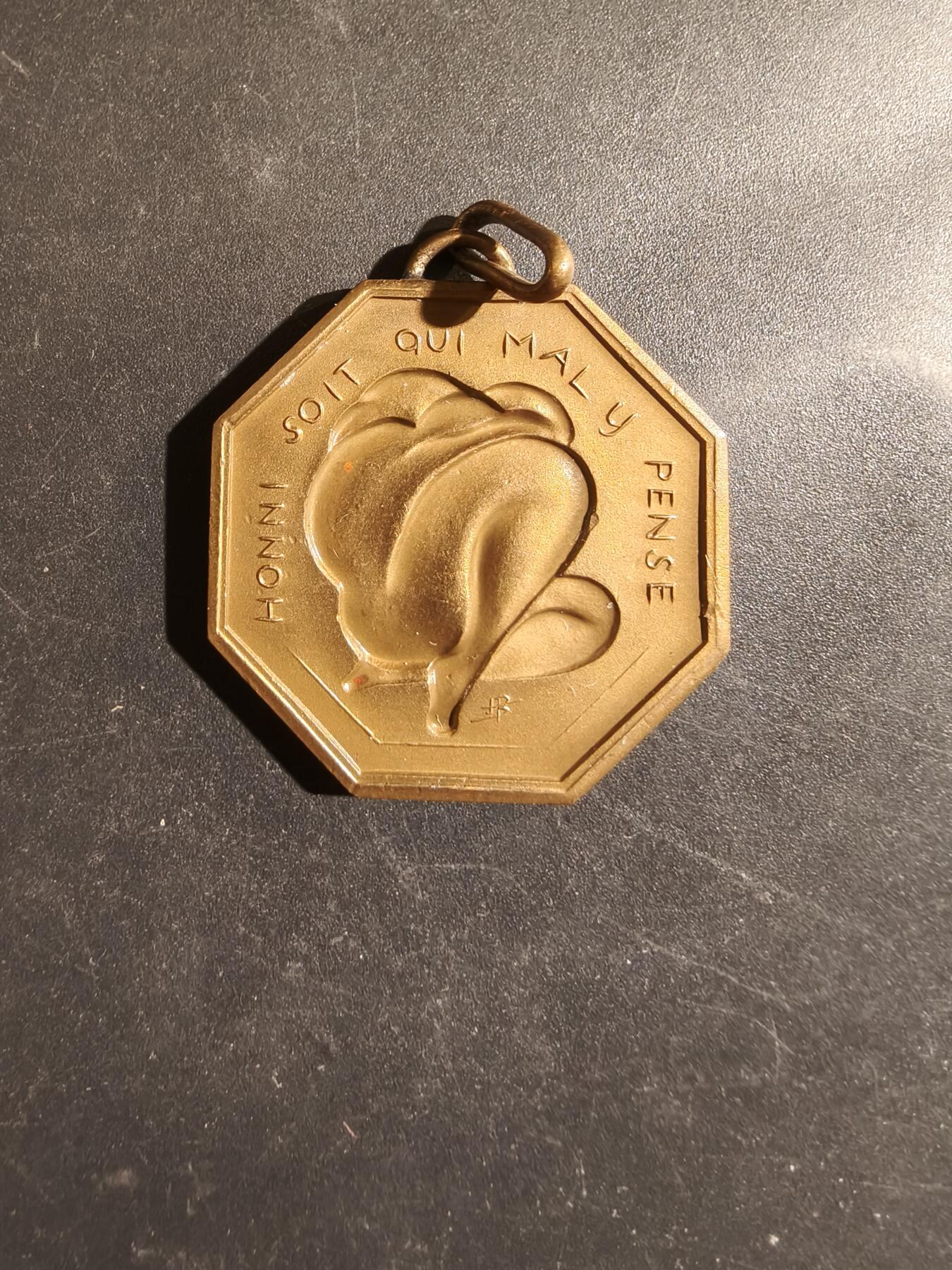 老王徽章第182期 法国八角铜章    带有嘉德勋章格言“心生邪念者可耻”