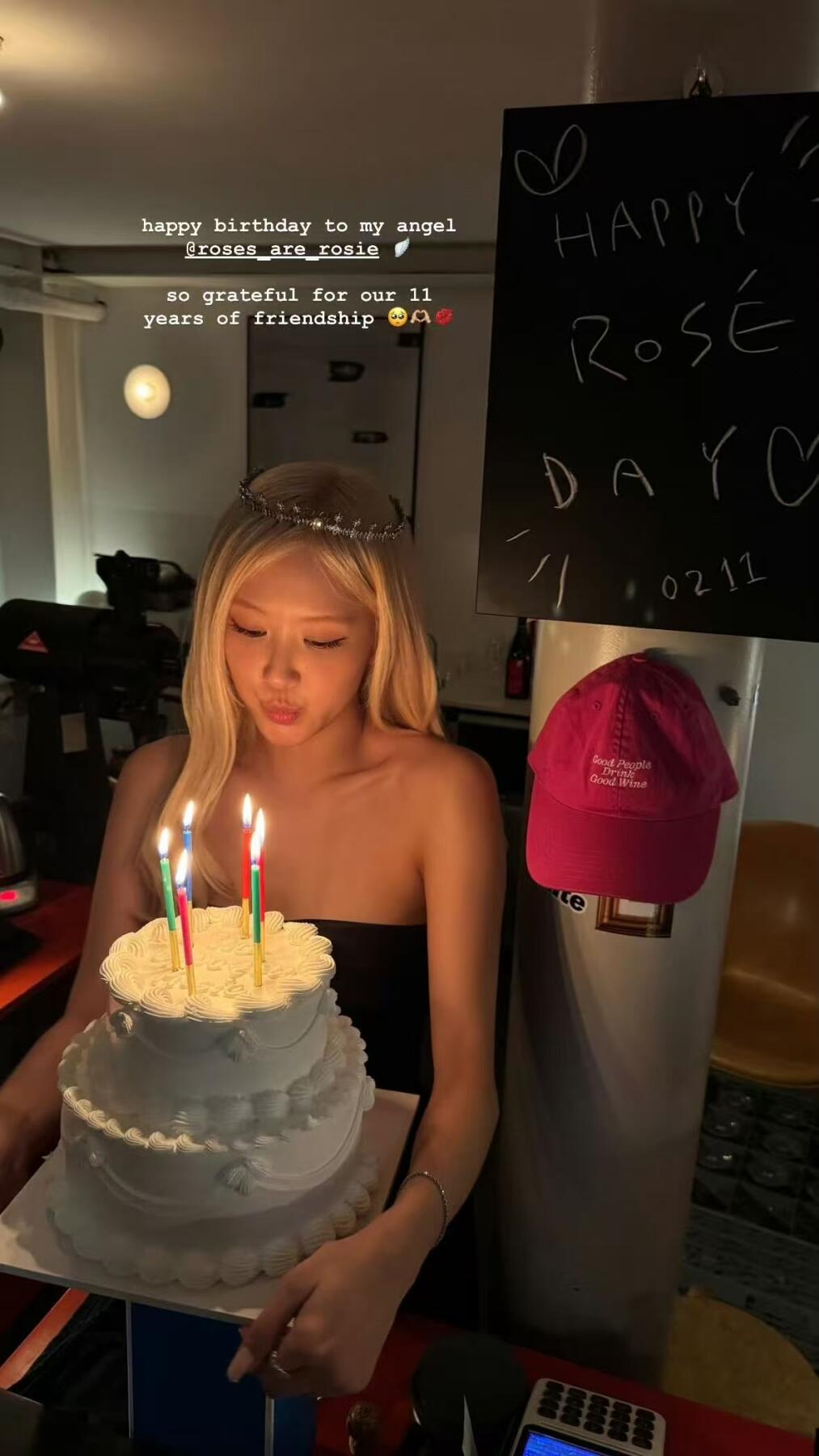 零元拍：BLACKPINK主唱ROSÉ亲签ROSIE 아이돌 카드 “偶像卡”，🇰🇷带回，完美无瑕，愿年年的玫瑰，都为你盛放，朴彩英29岁生日快乐：尺寸：27.8×27.8CM