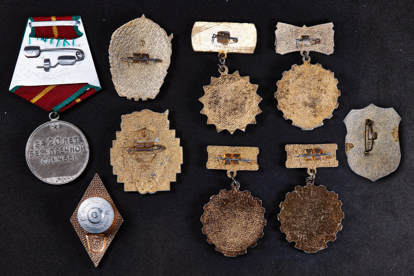 【俄甄集藏】马年新春第一拍 2026年(048)02-25星期三 晚 19:30 全场包邮 苏联一级圆满服役奖章、校徽与各类证章9枚一组，好品，末图德国条型章牌为赠品