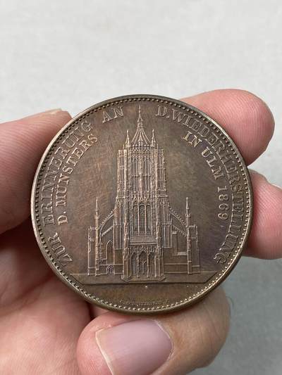 万国钱币拍卖第061期（马年首拍） 1923年德国符腾堡乌尔姆修复大教堂纪念镀金、镀银、铜制三枚套章 极其罕见的1923年原盒套装 三种形态一网打尽 其铜材取用与乌尔姆大教堂修复时换下来的铜瓦 非常具有纪念意义 别出心裁的抽拉盒设计 原盒天鹅绒彩 错过难寻的收藏品质